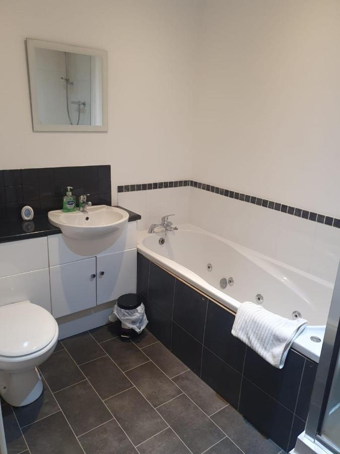 Spacious 2 Bed Appartment Next To Bae With Spa Bath 배로우인퍼니스 외부 사진