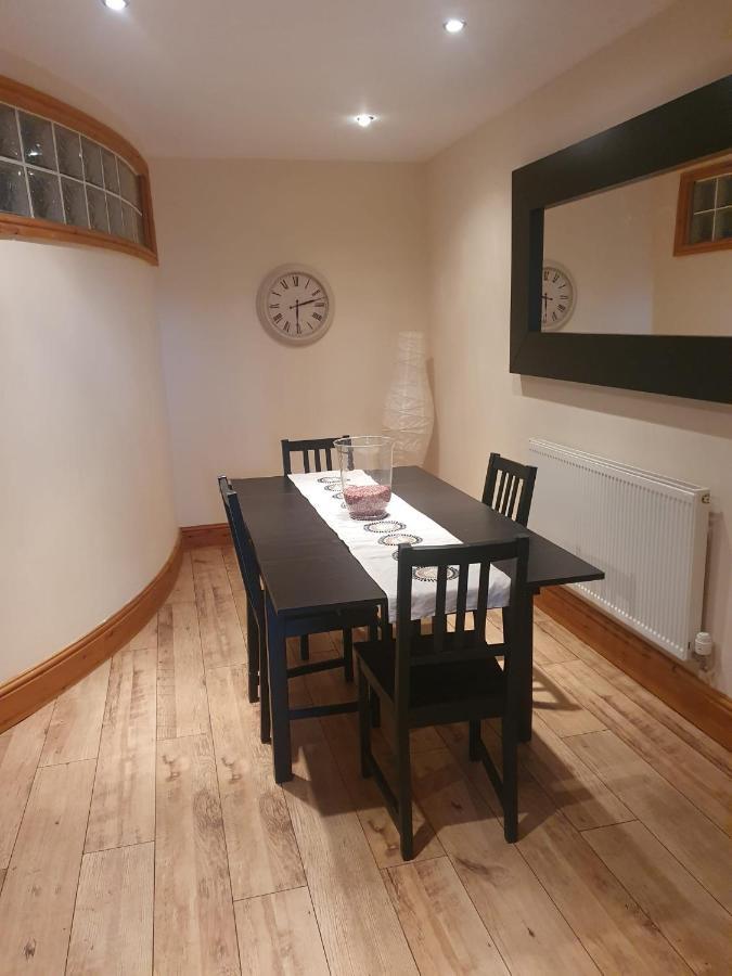 Spacious 2 Bed Appartment Next To Bae With Spa Bath 배로우인퍼니스 외부 사진