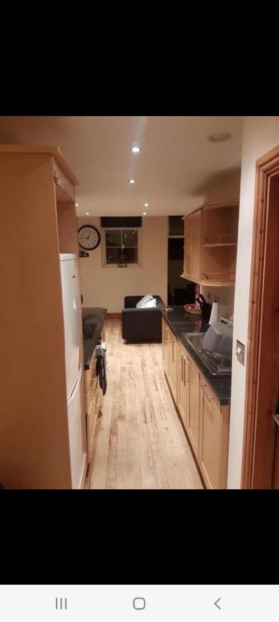 Spacious 2 Bed Appartment Next To Bae With Spa Bath 배로우인퍼니스 외부 사진