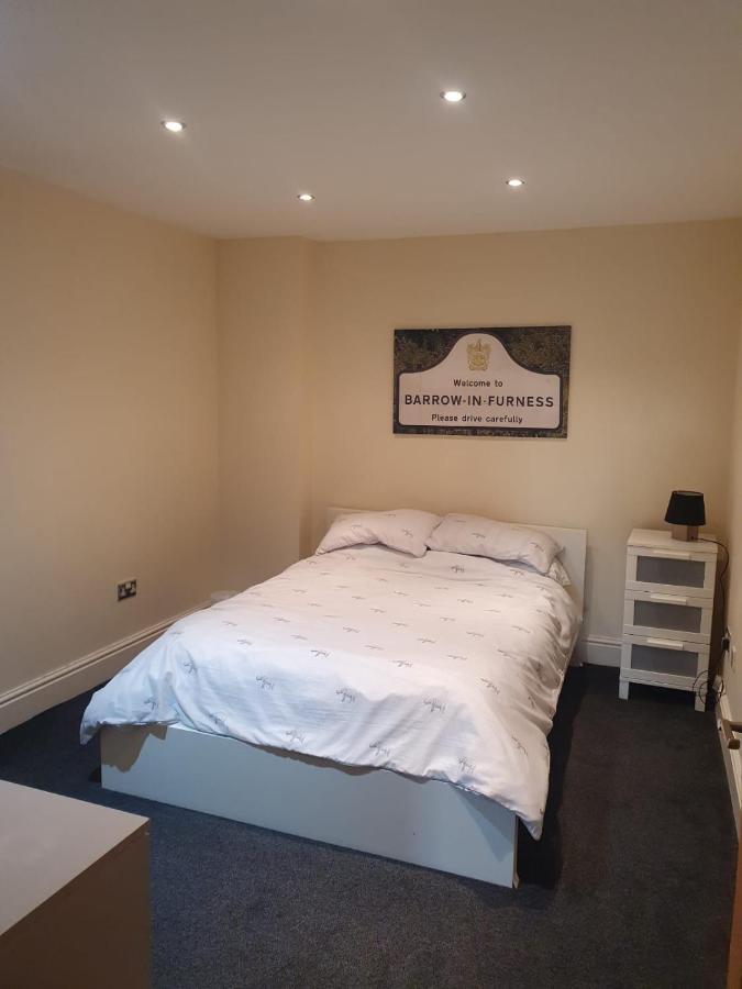 Spacious 2 Bed Appartment Next To Bae With Spa Bath 배로우인퍼니스 외부 사진