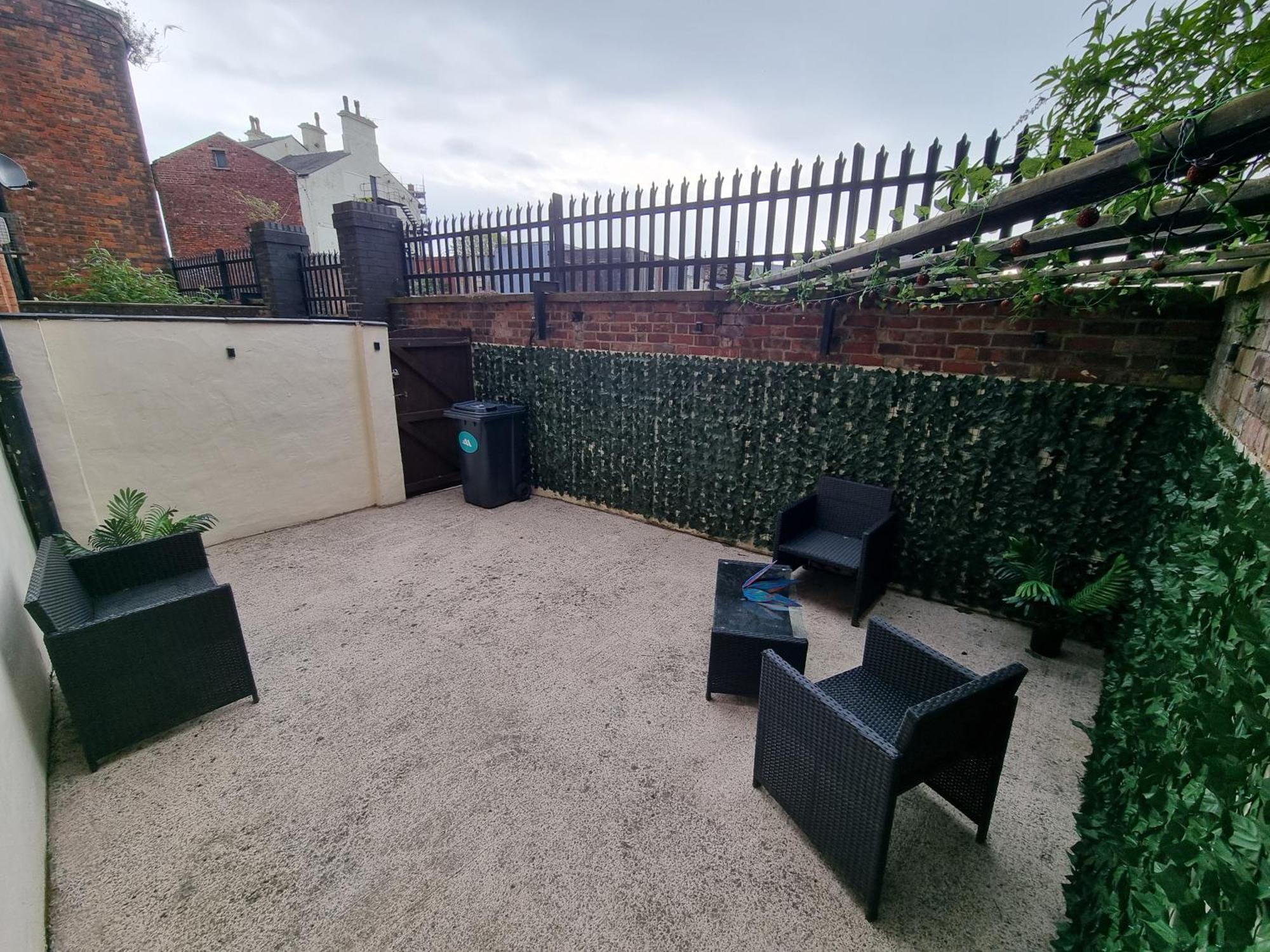Spacious 2 Bed Appartment Next To Bae With Spa Bath 배로우인퍼니스 외부 사진